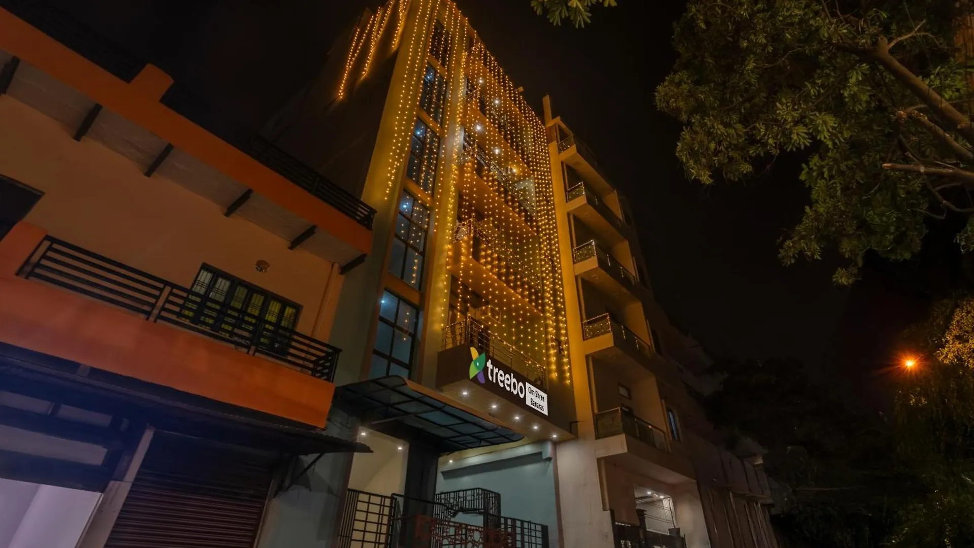 ホテル Treebo Om Shree Banaras バラナシ