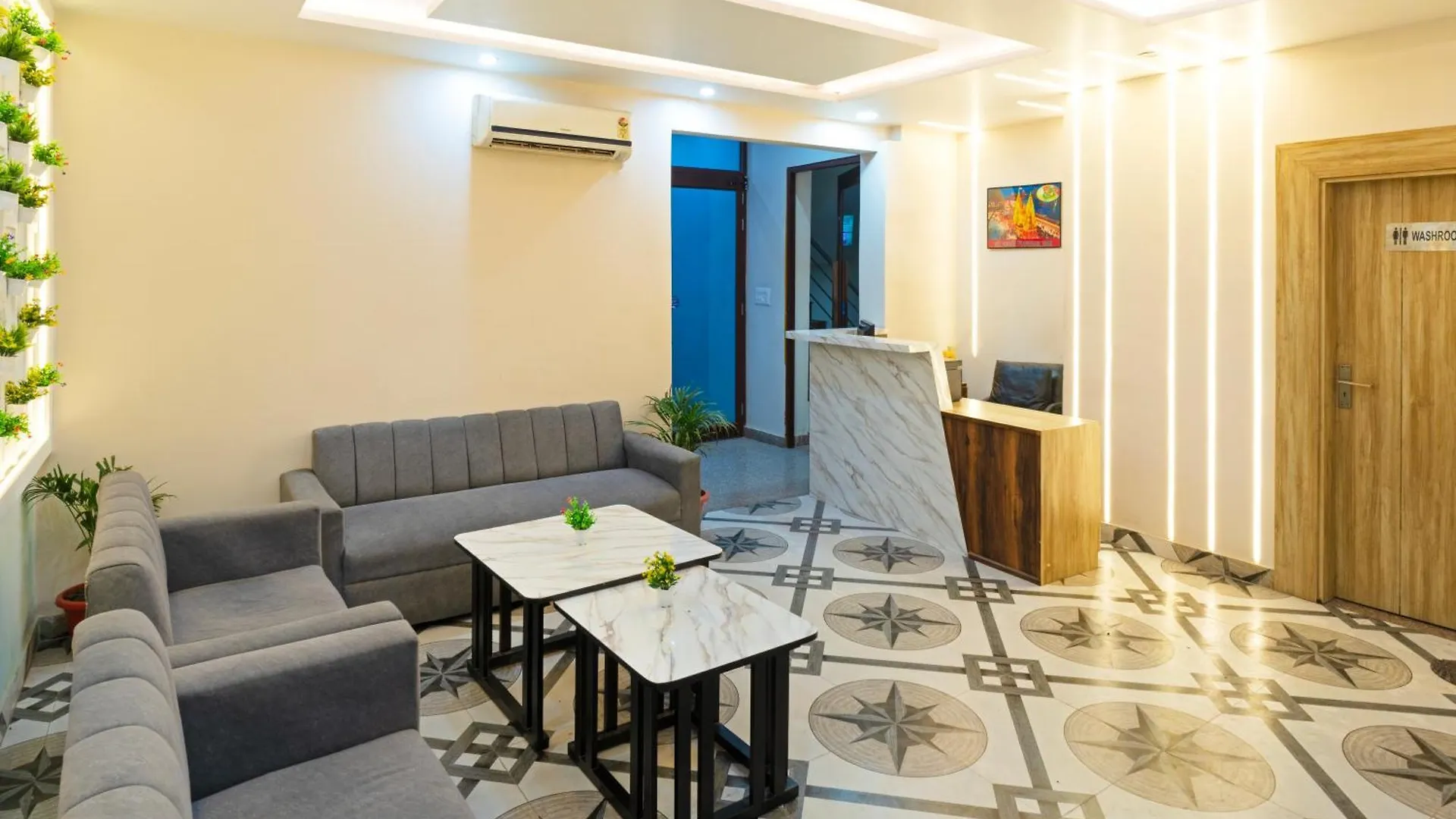 ***  ホテル Treebo Om Shree Banaras バラナシ インド